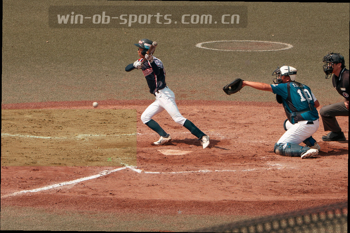 通勤途中双手握持平板查看赛程排布，背景为虚化的车厢环境